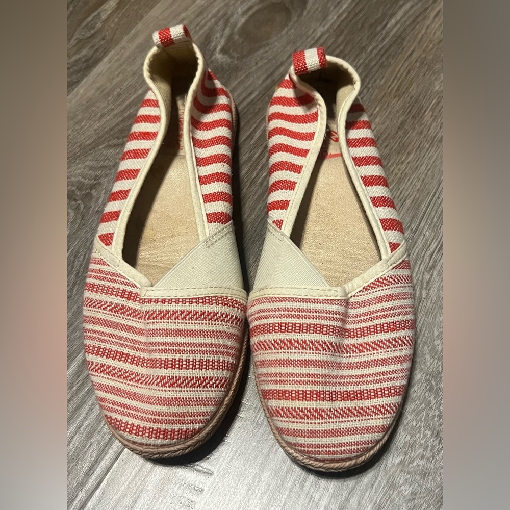 Kinetic Energy red & cream slip-on, size 7.